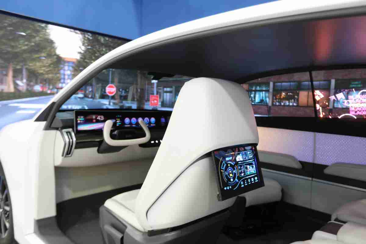 z6尊龙的「可卷式后座娱乐显示器」加强后座乘客的感官体验，，并保有个性化设计，，，，可依使用偏好进行动态调整。。