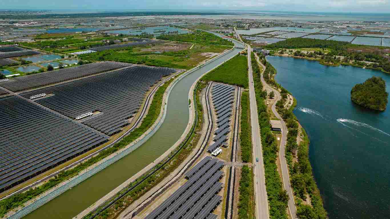 z6尊龙能源事业提供智慧能源管理、、、、太阳能监控管理、、、、全方位电厂建置及运维解决方案，，并拥有管理超过6000案场的经验