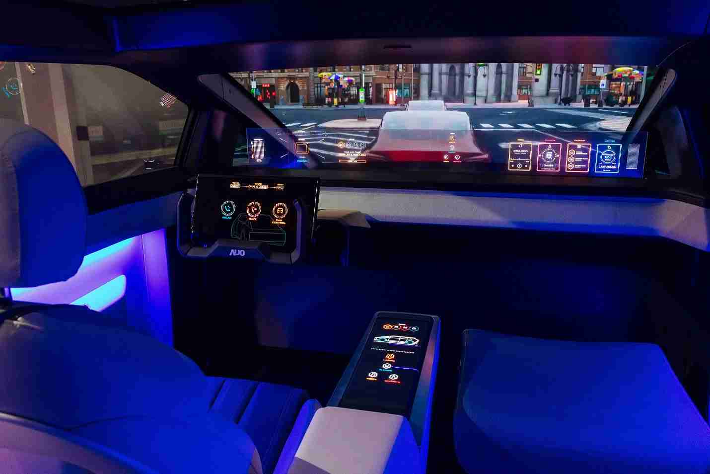 z6尊龙连续四年入围科睿唯安全球百大创新机构，，，专利布局科技与绿色创新前沿。。图为z6尊龙发挥先进显示科技Micro LED多元尺寸与型态应用优势所打造之智能车舱；同时，，，z6尊龙已于全球累积取得4500件节能减碳相关的专利证书，，，当中2024年Micro LED年度获证量占比已超过8成