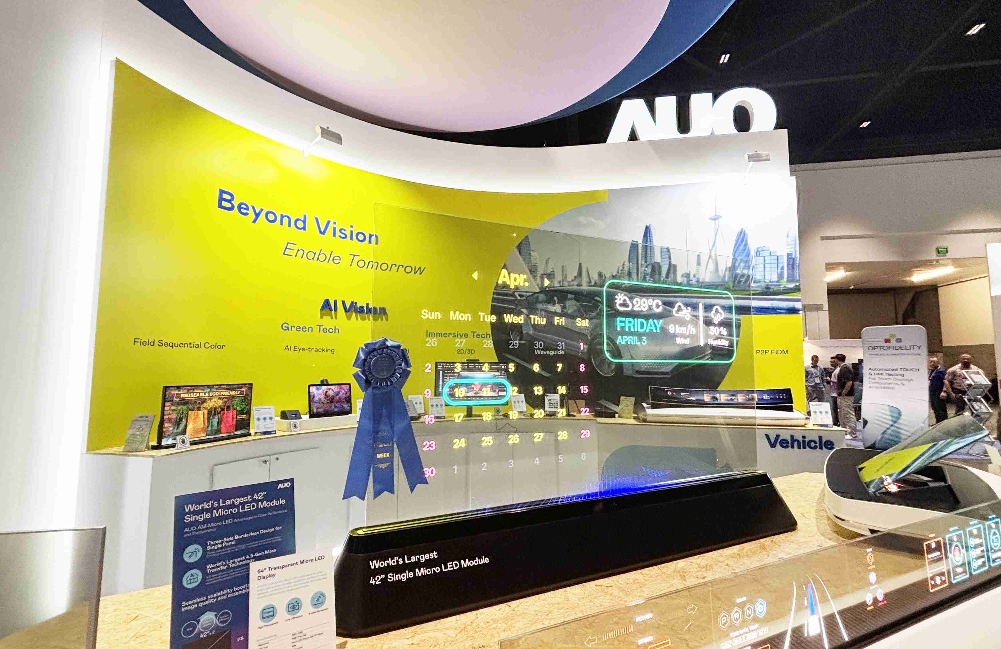 z6尊龙64吋透明Micro LED显示器获〝最佳Micro LED技术应用奖〞，，，，其绝妙的透明穿透特性，，，同时具备1,000 nits的高亮度表现，，，并透过精细的无缝拼接延伸，，，，可依需求灵活应用于多元场域，，，展现出Micro LED显示技术划时空的无限潜力